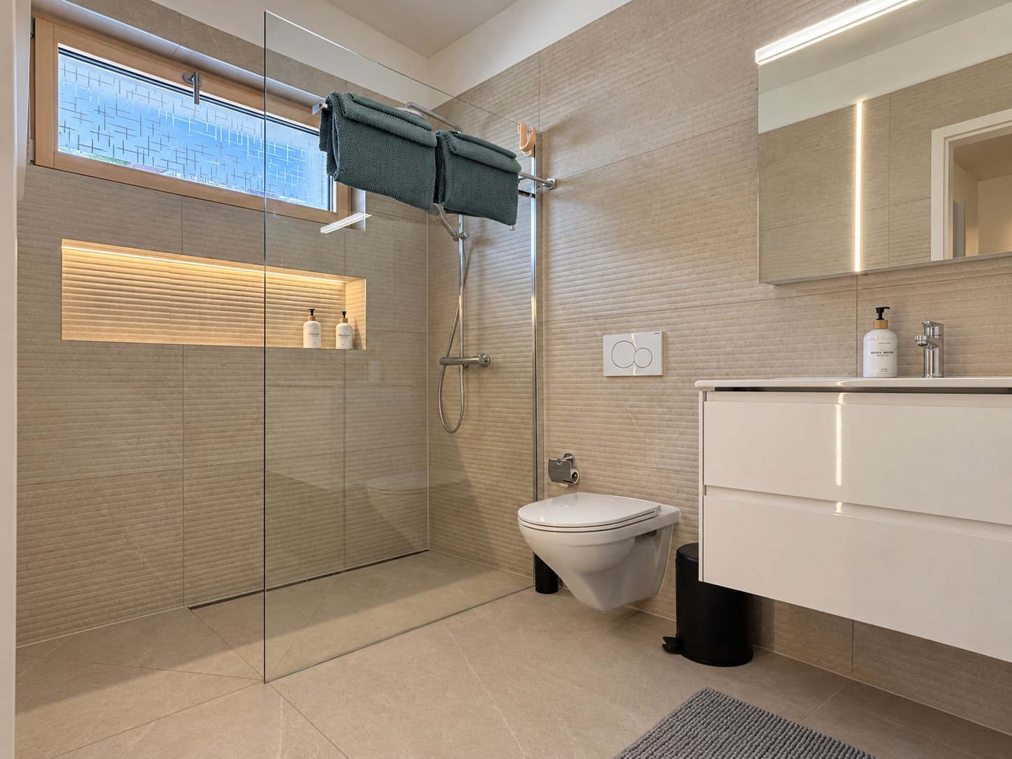 Bagno con doccia walk-in a filo pavimento