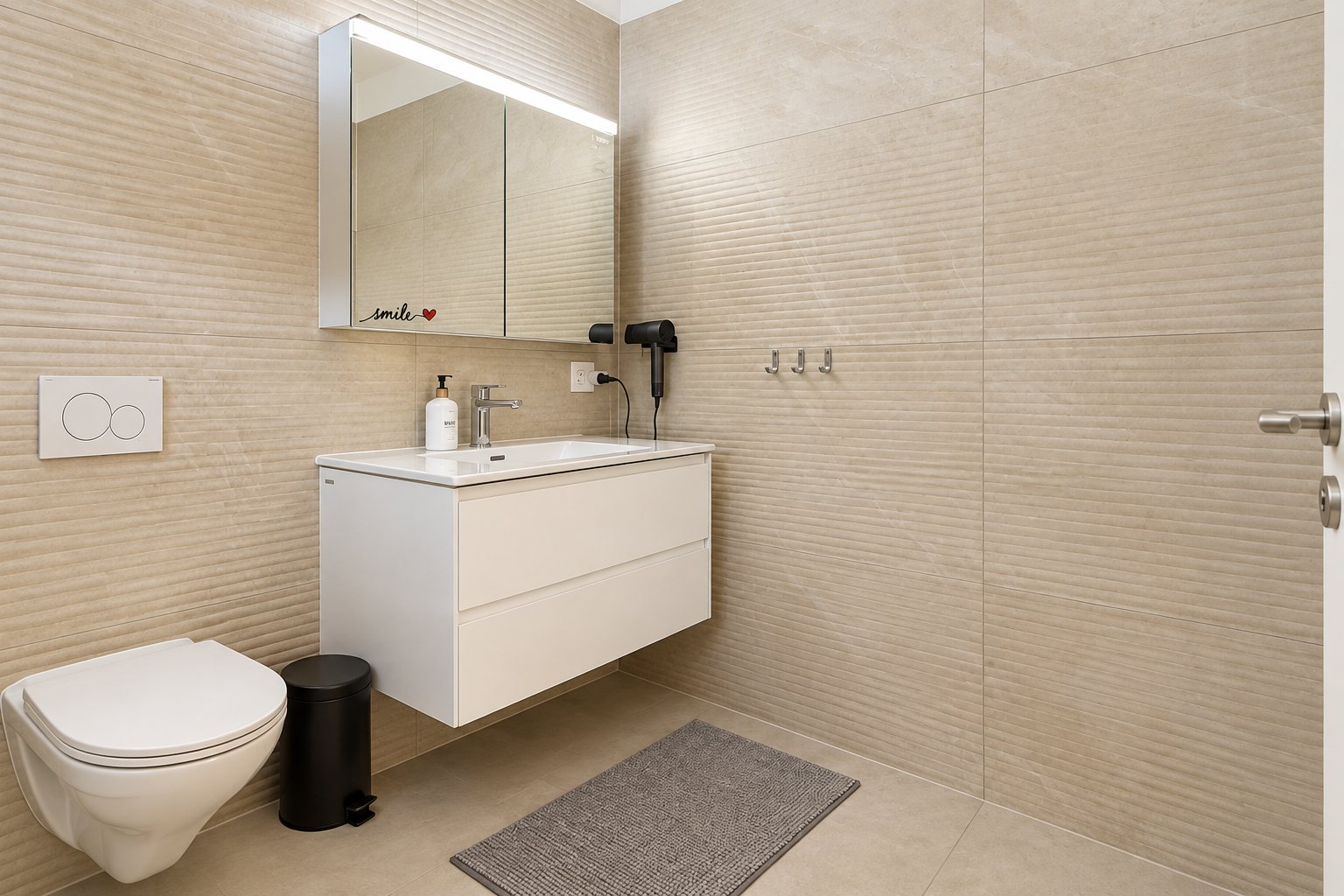 Bagno con mobile lavabo e specchio contenitore illuminato