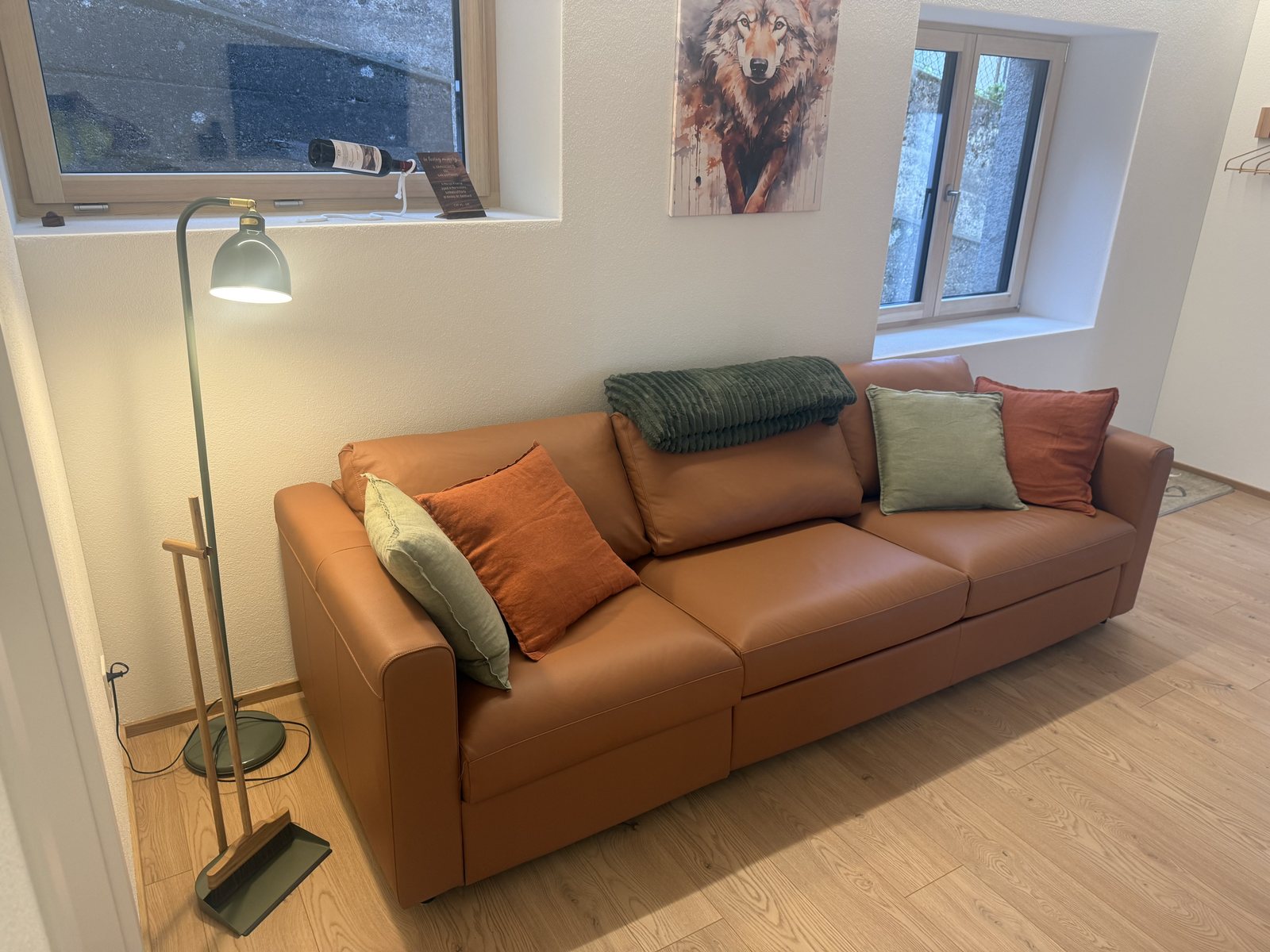 Salotto con divano in pelle