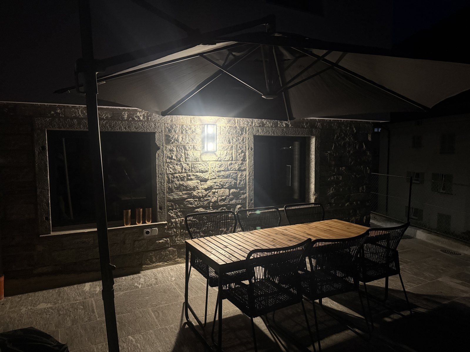 Terrazza in granito con tavolo e ombrellone