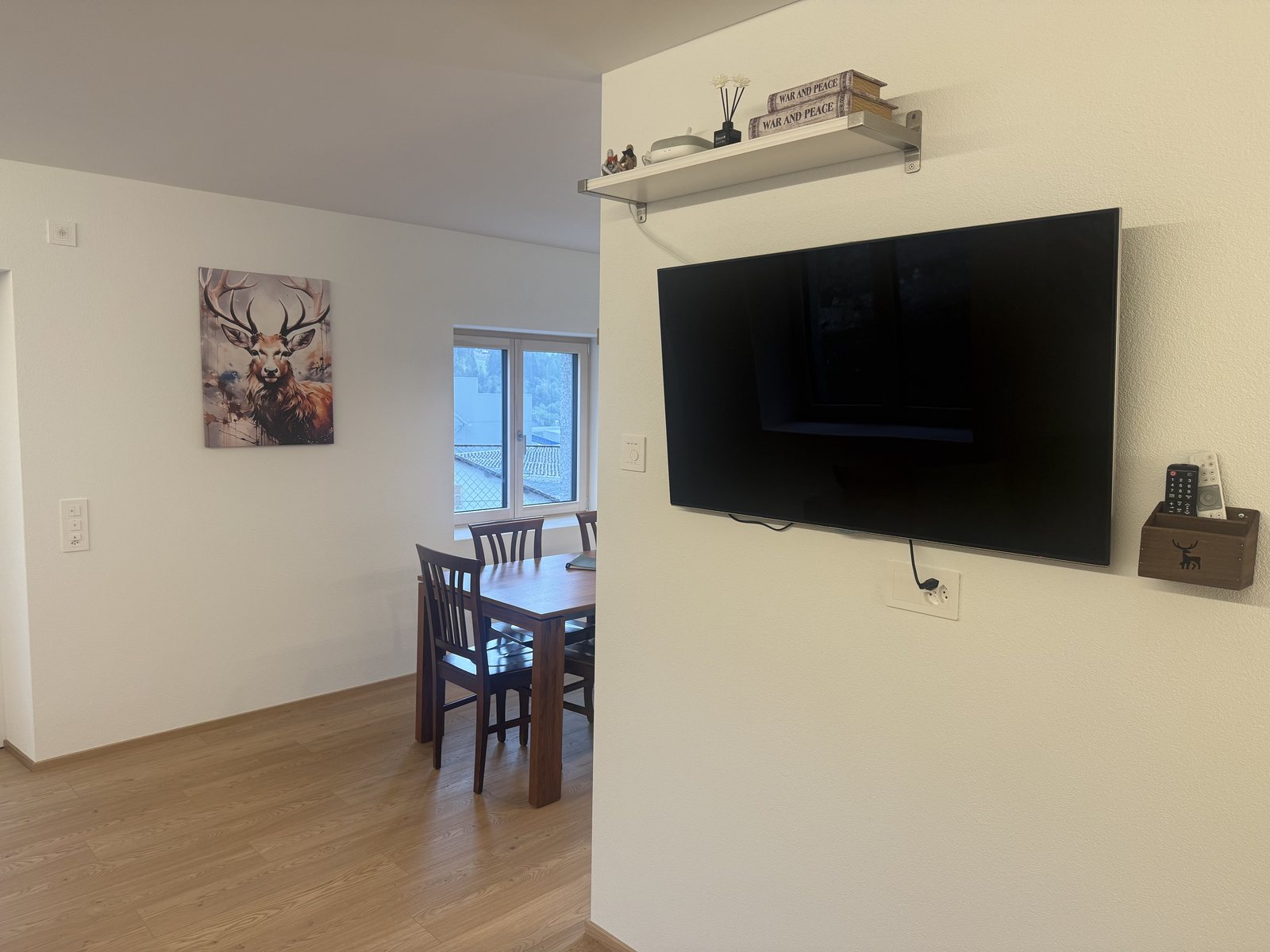 Televisore a schermo grande in soggiorno
